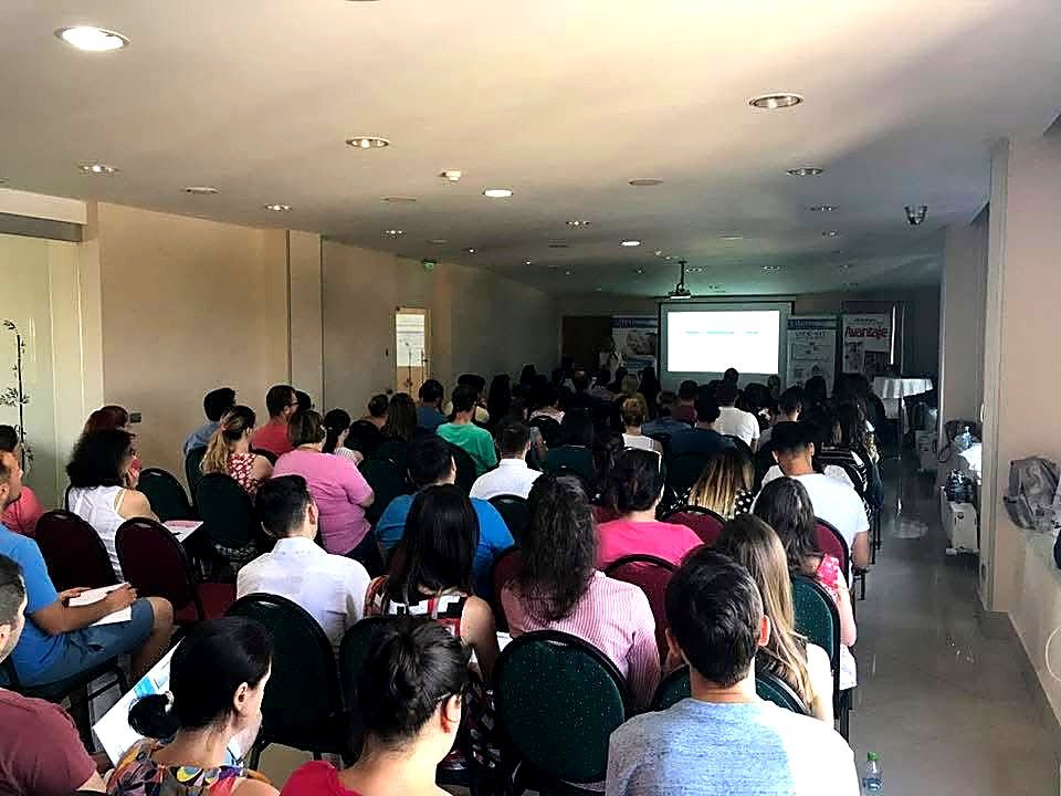 Sală plină de participanți urmărind prezentarea despre depresia postpartum