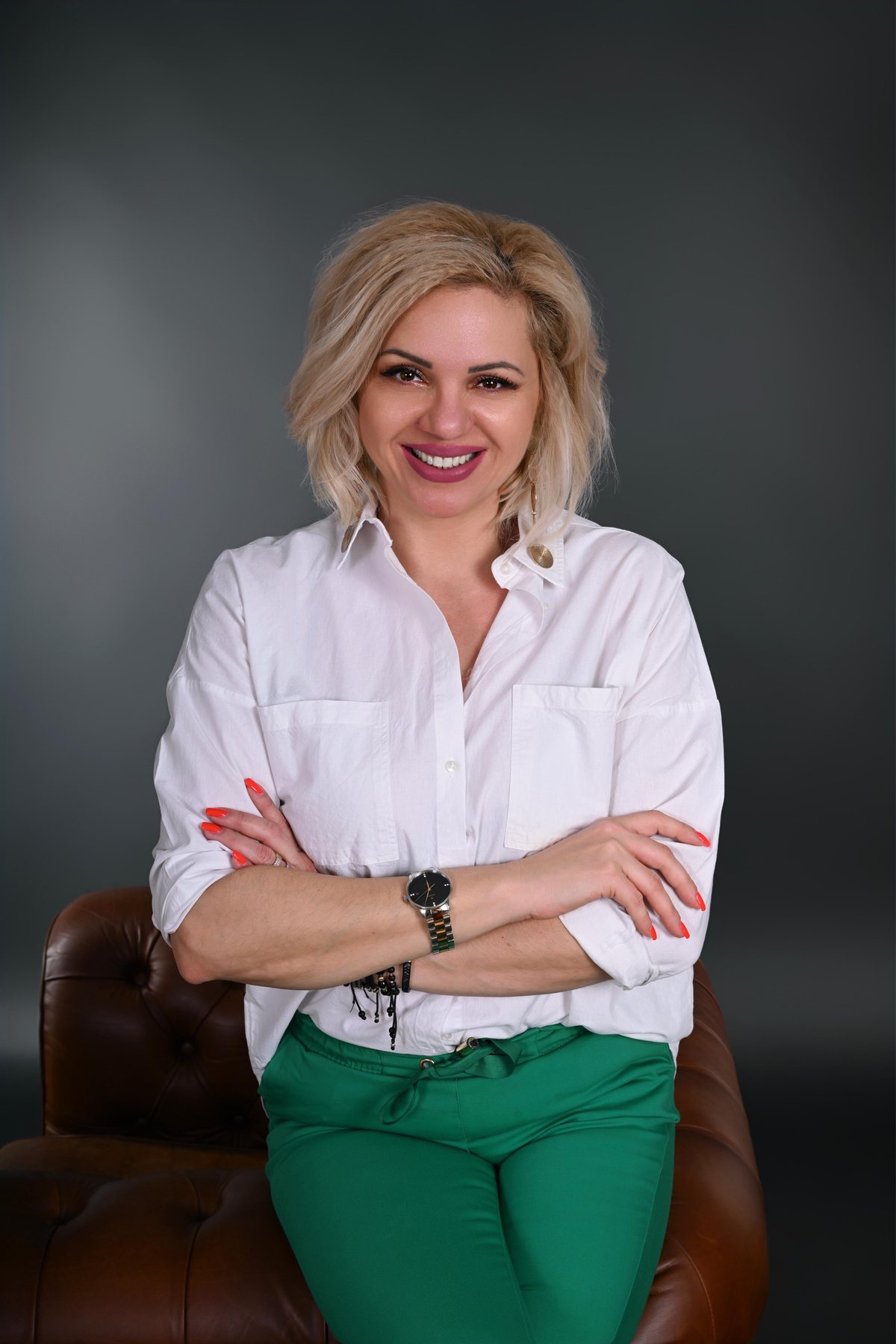 Raluca Tita, psiholog și psihoterapeut, zâmbind în cabinet